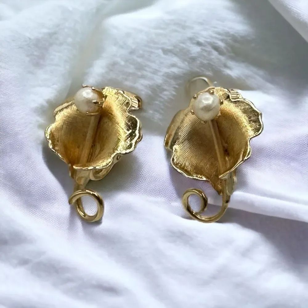 Vintage etched gold toned flower earrings with faux pearl clip on